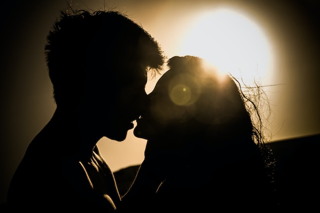 What is tongue kiss meaning?