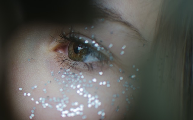 What does it mean when your eyes sparkle when you look at someone?