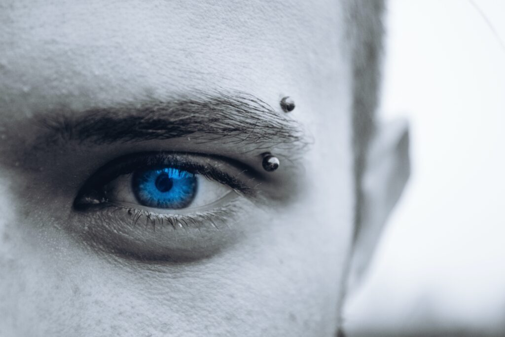 What Nationality has Dark hair and Blue eyes?