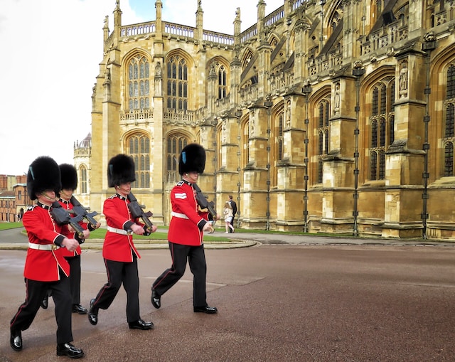 How much are the queen's guards paid?