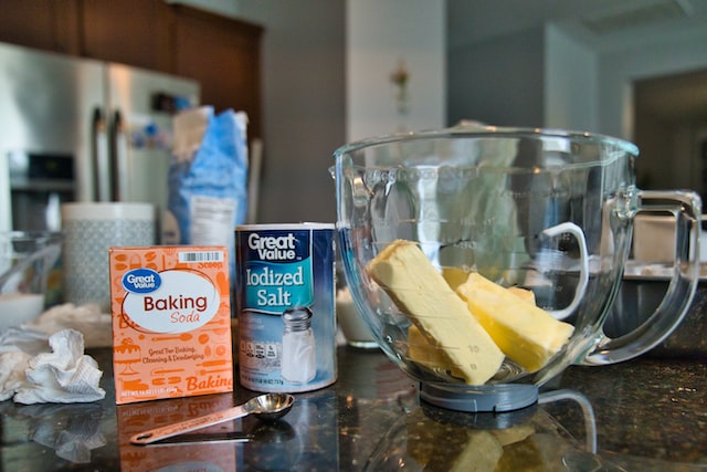 What do baking soda and Himalayan salt do to water?