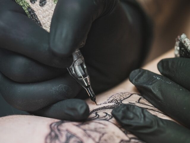 Do navy seals allow tattoos?