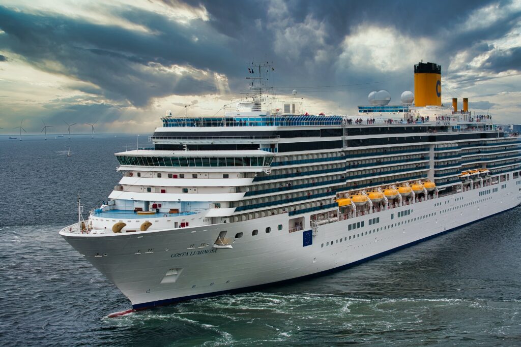 How many survivors were pulled from the water after titanic sank?
