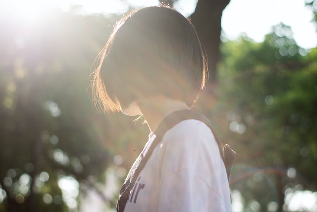 Does short hair make you look younger or older?