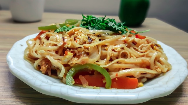 Which is better lo mein or chow mein?