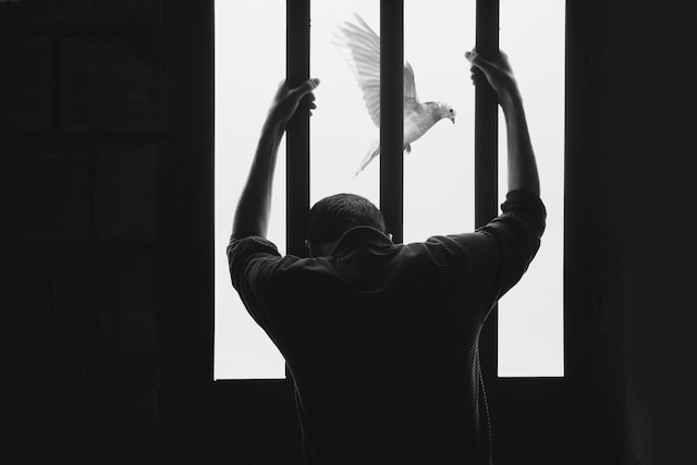 Why do prisoners grab pockets?