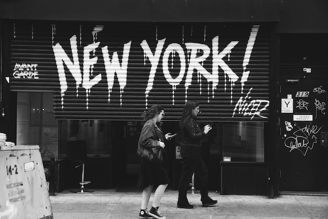 How do New Yorkers pronounce gyro?