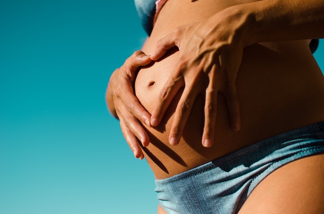 Can humans be born without belly buttons?