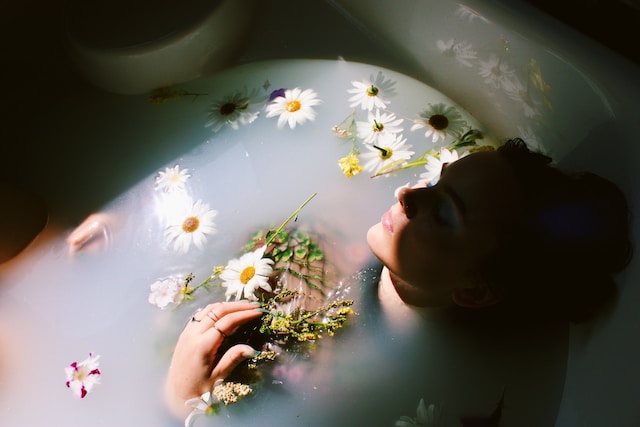 What does a white vinegar bath do for females?