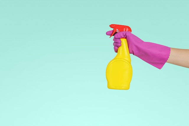 Can you mix vinegar and baking soda and bleach?
