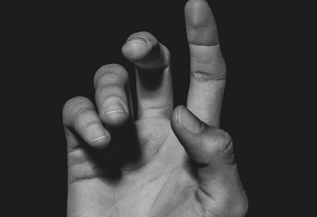 What do 4 fingers and thumb down mean?