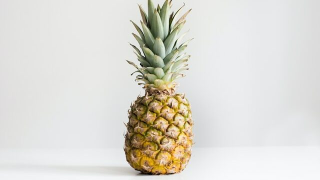 What does a pineapple on your porch mean