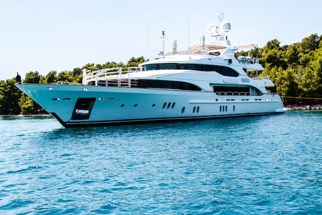 Does elon musk own a yacht?