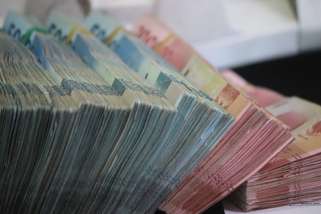 How much is 70k a year monthly?