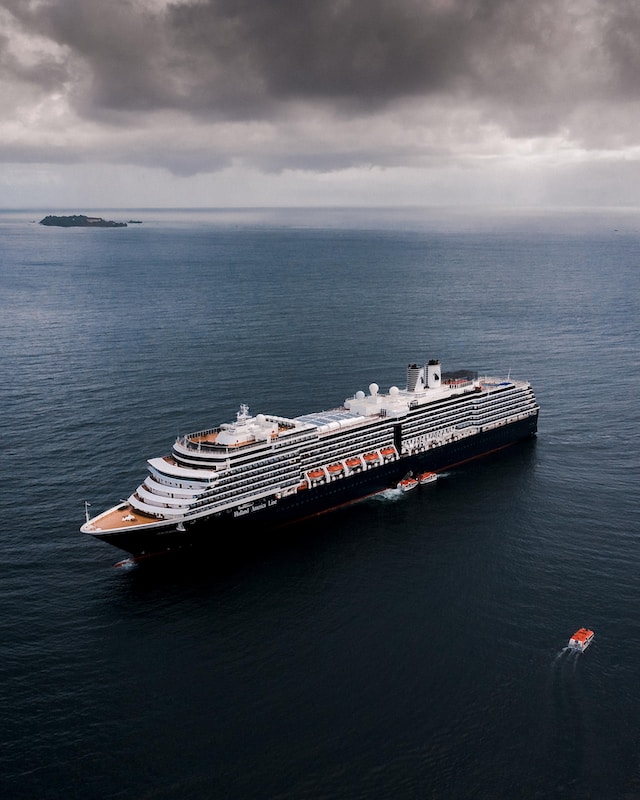 How far from America did the titanic sink?