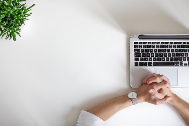 What symptom must be reported to a manager ?