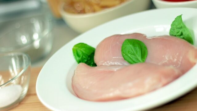 How long is raw chicken good in the fridge after buying