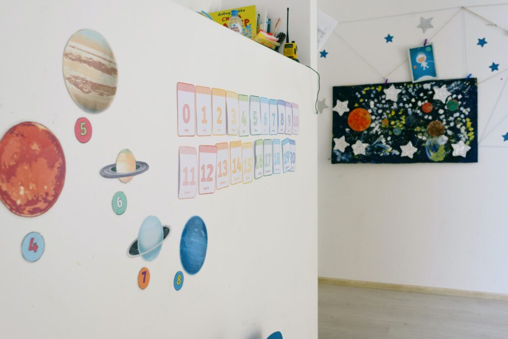 What are the colors of the 8 planets?