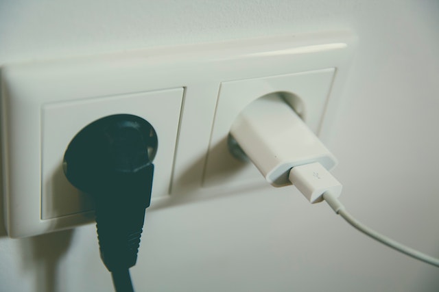 What does a Black Wire with a White Stripe Mean?