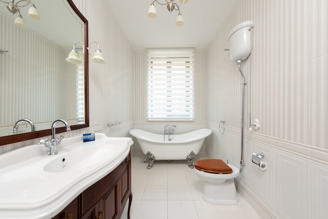 Should you turn off water to toilet before vacation?