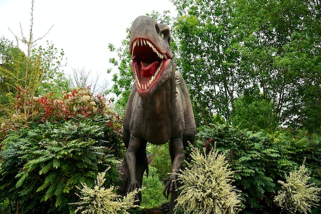 Are dinosaurs still alive today in 2023?