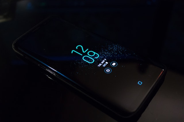 Does putting your phone in airplane mode make it charge faster?