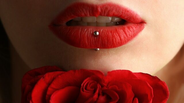What ethnicity has bigger lips