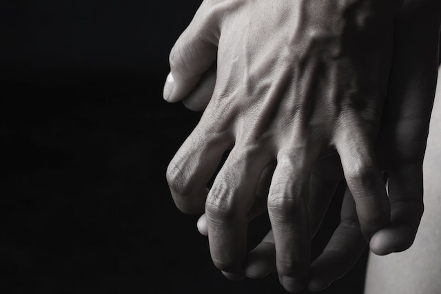 What do black fingers mean?