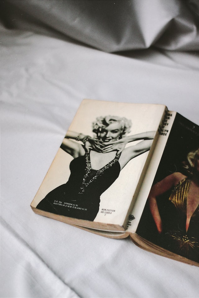 What color eyes did marilyn have?