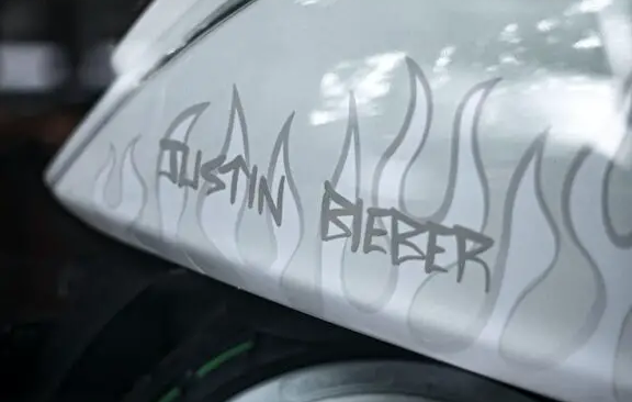 Is justin bieber richer than selena gomez?