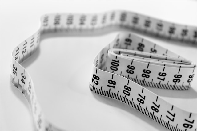 What is the average waist size for men