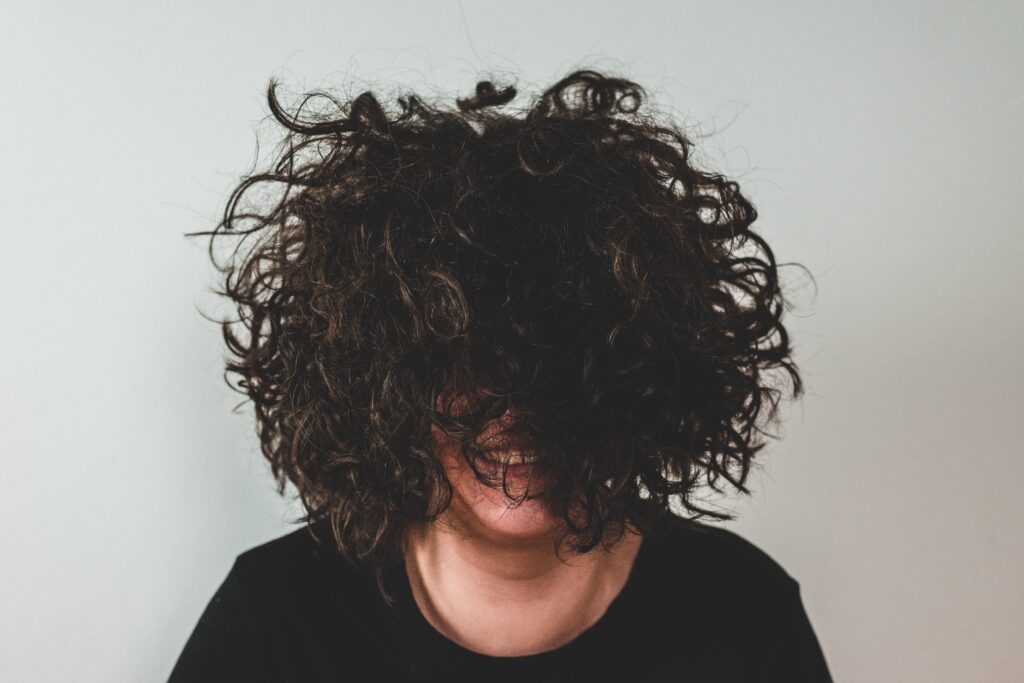 What Percent of people have Curly hair?