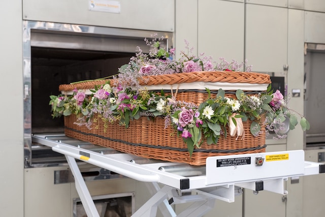 What weight is the queen's coffin?