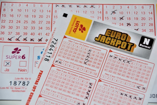 What happens if a foreigner wins The US lottery?