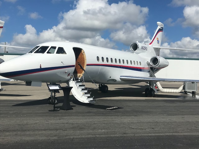 Does tom cruise fly his own private jet?