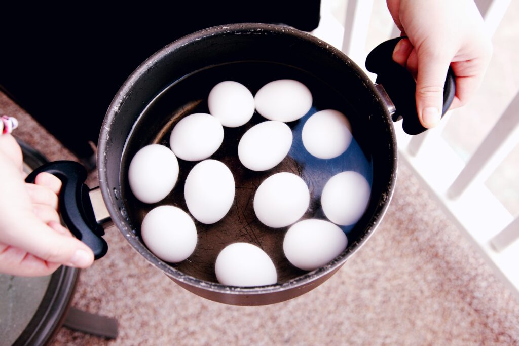 How long can boiled eggs sit out in water