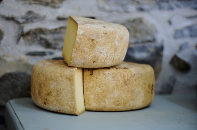What happens if sealed cheese is not refrigerated?
