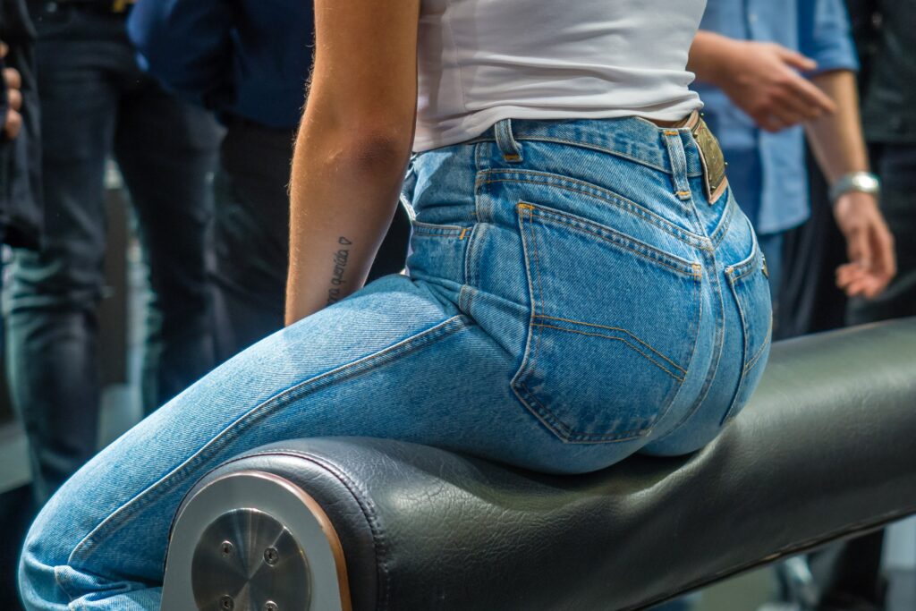 What does squeezing your bum do?