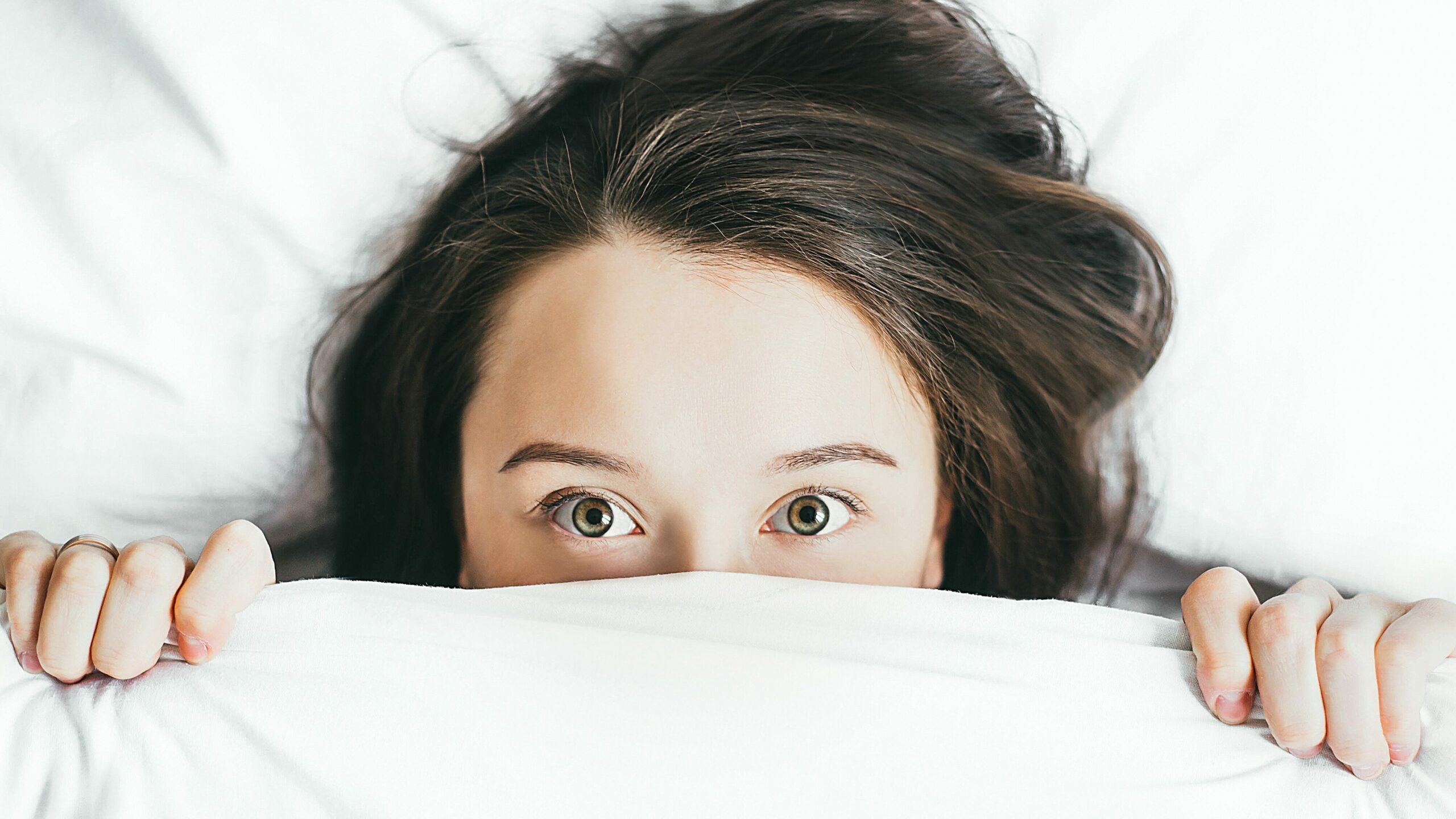 What is the meaning of bedroom eyes
