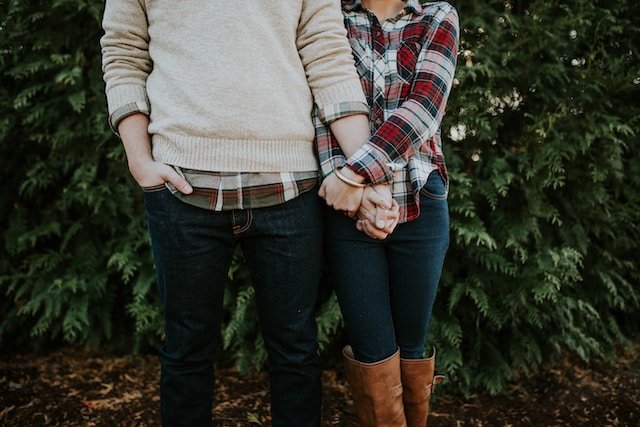 How do you tell if a girl likes you but has a boyfriend?