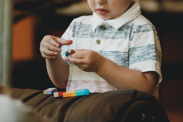 What is difference between Echolalia and Echopraxia?