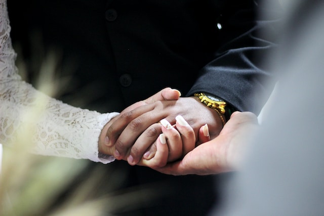 How are male and female hands different?