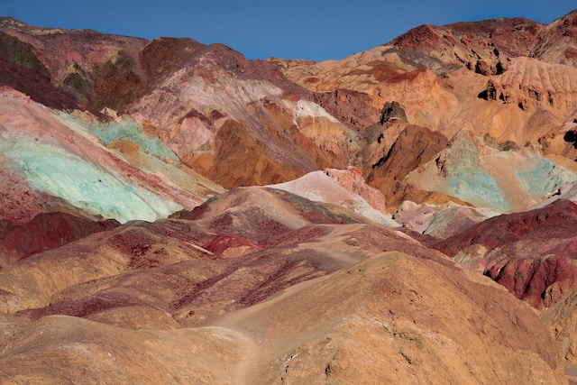 Do people live in death valley?