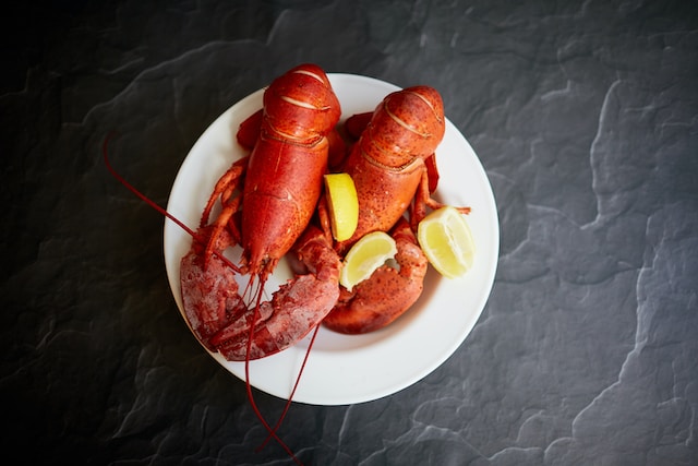 How long can lobster be out of water before cooking?