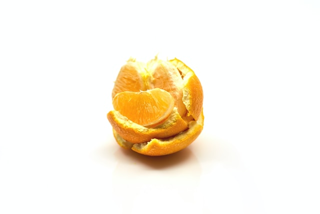 What is the white stuff under orange peel