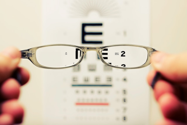 Does 20 60 vision require glasses?