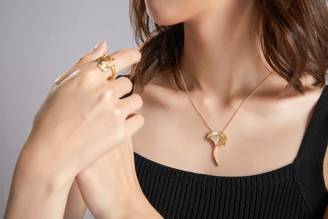 What does it mean if you give a girl a pearl necklace?