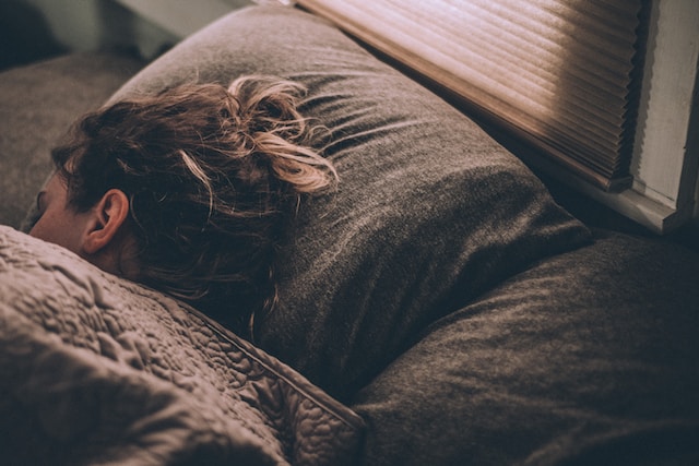 Can sleeping in one position cause blood clots?