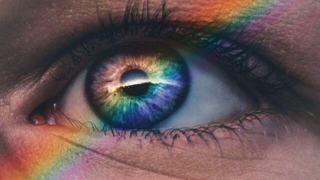How do eyes look before death?