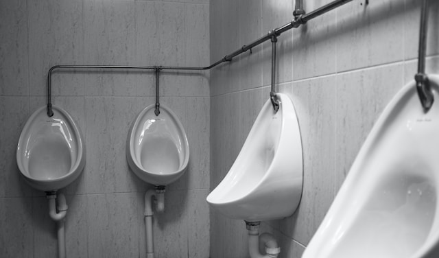 Does hCG change the smell of urine?